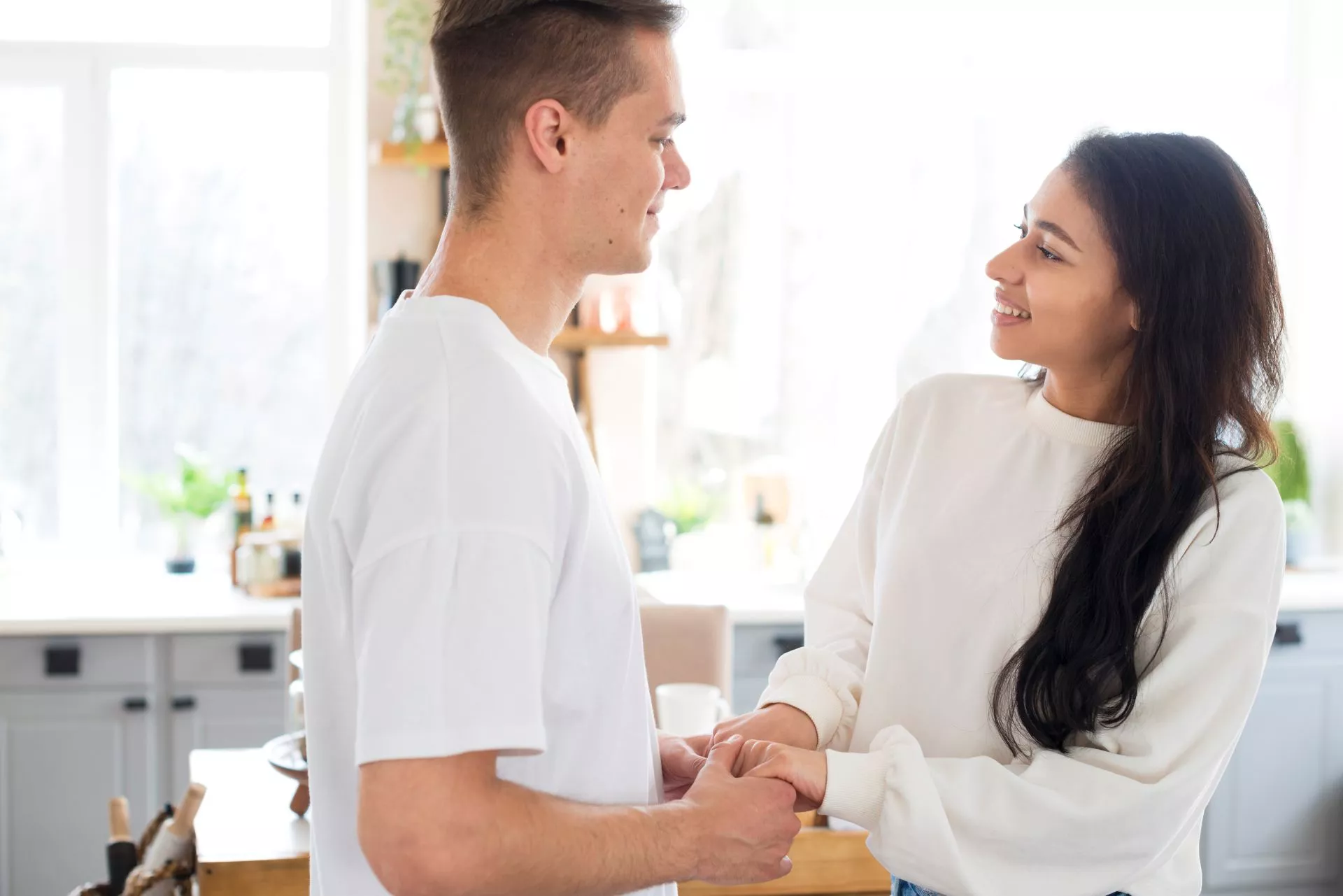 包養關係中第一次見面溝通的男女，象徵穩定長期包養互動與建立信任的過程